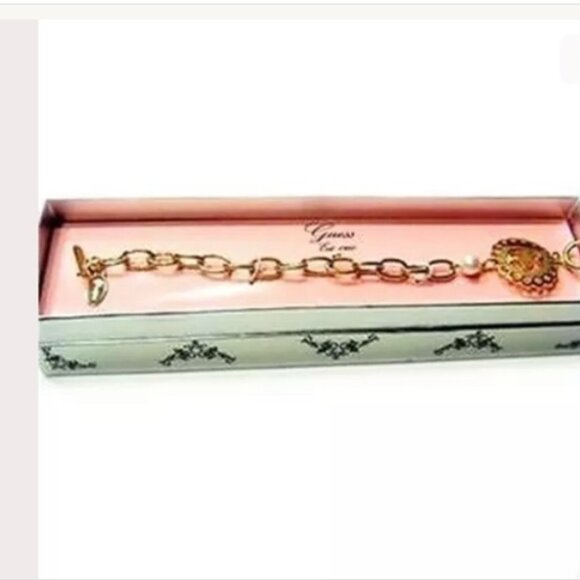 Guess Toggle Charm Bracelet Faux Pearl Charm Gold - Picture 2 of 4